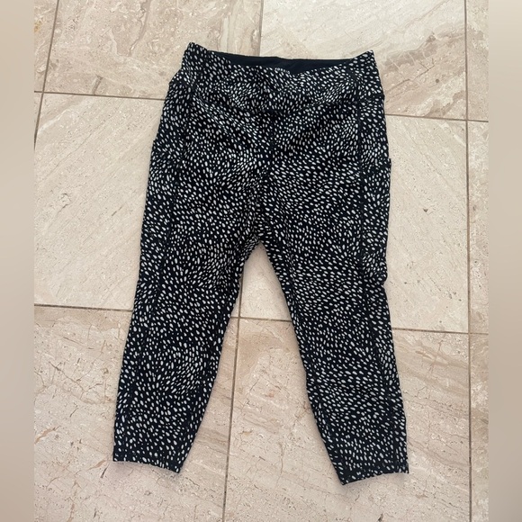 Torrid Gray Leggings Wide Waistband and Flatlock Seams pockets 7/8 crop SIZE 2 - Picture 1 of 4